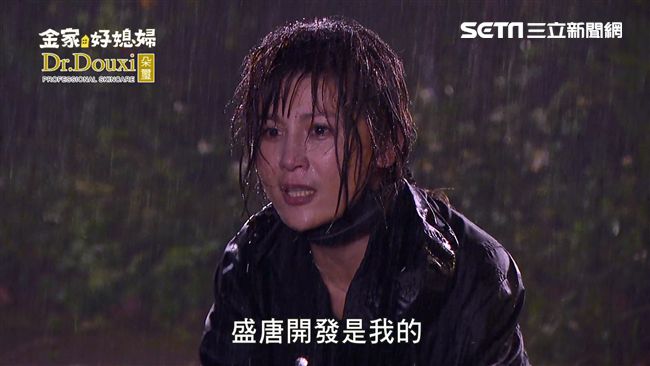 雨中落魄搶睡街友　鄭仲茵遭垃圾狠砸