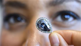 歐洲王室留傳300年「法納斯藍」鑽石　近2億天價拍出 圖／美聯社／達志影像