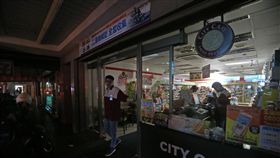 民權西路段商家晚間仍停電（2）桃園大潭電廠6部機組15日全部跳機，導致全台多處無預警跳電、停電，肇因為中油供應大潭電廠的天然氣電動閥誤關2分鐘。台北市民權西路晚間7時30分仍停電，周邊商家只好使用緊急電源照明。中央社記者吳家昇攝　106年8月15日