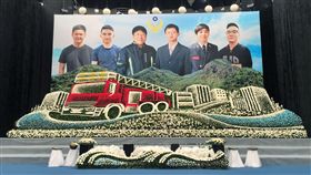 送敬鵬大火消防英雄一程　副總統將頒褒揚令桃園市平鎮區敬鵬工廠大火，造成6名消防隊員殉職，追思會17日上午將在桃園市立綜合體育館舉辦，並由副總統陳建仁頒發褒揚令及頒授獎章。中央社記者吳睿騏桃園攝　107年5月16日