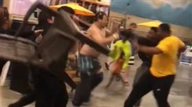 只因借一張椅子爆衝突，大人在遊樂園鬥毆，警斥「荒謬」。（圖／翻攝The Sun）
