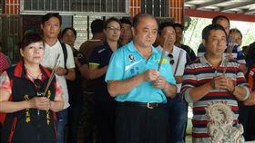 內政部核3900萬  改善花蓮赤科山道路（1）玉里鎮公所提報「花蓮縣赤科山金針花園聯絡道路改善計畫工程」，經內政部營建署核定總經費新台幣3900萬元。鎮長龔文俊（前中）帶領工作團隊，會同赤科山居民前往當地土地公廟祭拜，感謝庇佑順利爭取到經費。（玉里鎮公所提供）中央社記者李先鳳傳真　107年5月3日