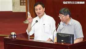 台北市長柯文哲出席市議會專案報告，副市長陳景峻備詢。 （圖／記者林敬旻攝）