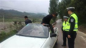 男為衝粉絲人數，開著改裝「敞篷跑車」模仿MV情節雨中超速。（圖／翻攝華商網）