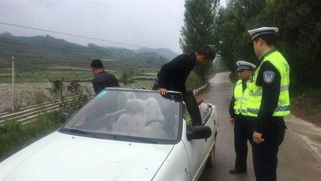 切掉車頂變敞篷車　男仿MV雨中超速