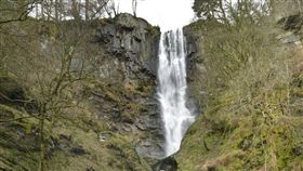 3歲童和阿姨遊瀑布，兩人失足摔落結果竟毫髮無傷。（圖／翻攝shropshirestar）