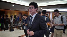 姚文智自比大谷翔平  三足鼎立有信心取勝民主進步黨選舉對策委員會16日決定，台北市長選舉將啟動徵召程序、提出人選，決定一出，表態角逐提名的民進黨立委姚文智（前）在立法院舉行記者會，表示自己就像是從牛棚走出來，走向投手丘，並爭取「3號先發的投手位置」，他認為選對會決定後不會有變數，也有信心在三足鼎立下取勝。中央社記者王飛華攝  107年5月16日