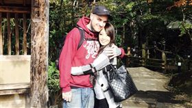 Hitomi與美國知名金屬樂團主唱帕爾梅里已交往4年。（圖／翻攝自IG)