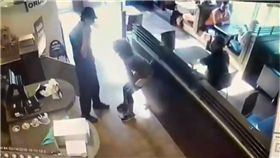 疑不滿店員態度　女客當眾拉屎丟店員　圖／翻攝自ＹｏｕＴｕｂｅ