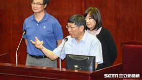 台北市長柯文哲、副秘書長李文英、民政局長藍世聰。 （圖／記者林敬旻攝）