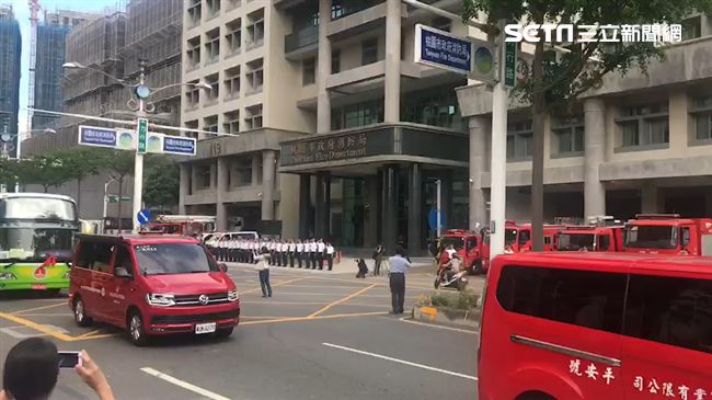追思敬鵬勇消　桃市消防局列隊鳴笛