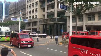 追思敬鵬勇消　桃市消防局列隊鳴笛