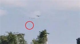 傘兵墜地畫面曝光　民眾手機錄影直擊　圖／民眾提供