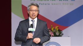 中油智慧綠能加油站論壇　廖俊智出席中油公司9日起一連兩天在中油大樓舉行智慧綠能加油站論壇。應邀出席的中央研究院長廖俊智（圖）表示，政府規劃在2025年大力布建再生能源，限縮石化燃料占能源配比在80％，恐要面對包括減少二氧化碳及污染、再生能源布建在能源使用區域、配套儲能設施等挑戰。中央社記者張新偉攝　107年5月9日