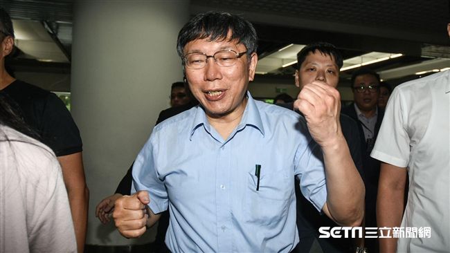 綠不挺自組友柯派？柯露一抹微笑