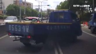 小貨車急煞「神飄移」　險追撞前車