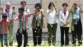 蔡總統出席國家人權博物館揭牌（2）國家人權博物館17日在「白色恐怖綠島紀念園區」正式成立，紀念1951年5月17日首次大規模政治受難者被關押在綠島的日子，總統蔡英文（右3）、文化部長鄭麗君（右2）、總統府秘書長陳菊（後左3）、民主進步黨籍立委劉櫂豪（後左2）等人出席揭牌活動。中央社記者吳翊寧綠島攝　107年5月17日