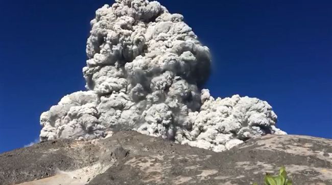 印尼火山猛噴　灰柱衝10座101高