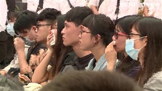 送殉職勇消最後一程　親友們淚水潰堤