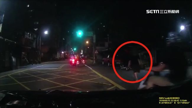 開到一半遭K　怪男持安全帽砸過路車