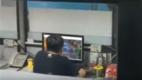 台北,士林,監理站,工作人員,上班,打電動,臉書,爆廢公社,網友（圖／翻攝臉書社團《爆廢公社二館》）