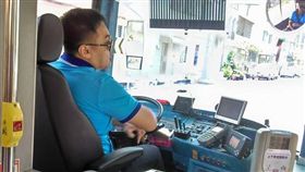 一名婆婆搭公車時不小心下錯站，自責地說「年邁不中用」，沒想到暖心的司機大哥卻請婆婆回車上坐好，並跟她說不用再過卡。目擊的網友看到後，直呼「12塊車錢是小事，溫柔安撫老人家才是真感動！」（圖／翻攝自爆料公社）