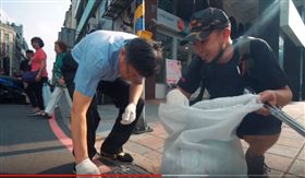 路人當街大喊這一句　柯文哲伸手比出「噓」（圖／翻攝自YouTube：台客劇場TKstory）
