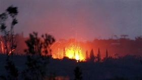 夏威夷火山活動加劇 噴出微波爐大小岩塊（圖／翻攝自推特）