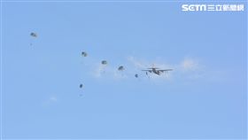 傘兵墜落「繩纏腳」畫面曝光
圖／PTT網友提供