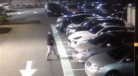 角頭黃義倫（左）生前被拍到走向白色休旅車的畫面。（翻攝照片）