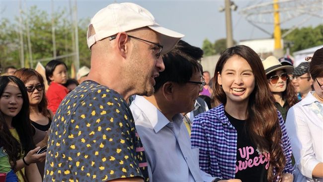 千鈞一髮！韋汝玩炮試膽量險被炸傷