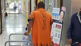 第六代火影「卡卡西」現身了？高雄某間醫院一名男子身穿第六代火影的衣服，推著清潔用具、垃圾。不少網友看到後，紛紛直呼太神了，甚至還有網友笑虧「卡卡西腫起來了，是被綱手打到嗎？」（圖／翻攝自爆怨公社）