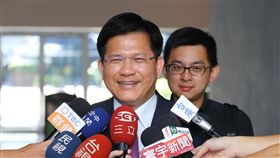 石虎花車人氣王  林佳龍：台中城市光榮台中市石虎花車在國慶花車網路人氣票選中以4.6萬個讚勝出，市長林佳龍（左）及新聞局長卓冠廷（右）16 日受訪時感謝市民的支持，再添台中城市光榮。中央社記者郝雪卿攝  106年10月16日