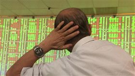 台股收盤跌19.53點（1）台北股市25日開低震盪，收盤跌19.53點，為10559.97點，跌幅0.18%，成交金額新台幣1348.12億元。中央社記者董俊志攝  107年4月25日