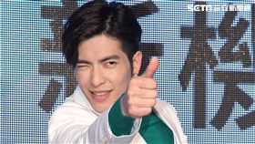 蕭敬騰代言手機大跳手勢舞。（記者邱榮吉/攝影）