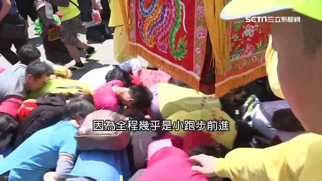 白沙屯媽起駕晃3次　突退後給躦轎腳