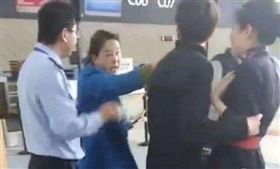 大陸一名南姓女教授日前因延誤搭機，與女地勤發生口角，南女不僅威脅、作勢要摑地勤巴掌，還大喊「我是大學教授！」昨（16）日西北師範大學發布南姓女教授的道歉聲明，承認事件責任，而南女與女地勤雙方已和解。（圖／翻攝自搜狐）