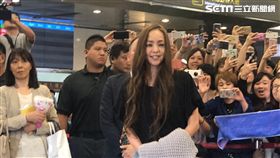 安室奈美惠看到如此多粉絲接機相當開心報以微笑。（圖／記者蔡世偉攝影）