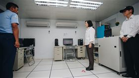 蔡總統視導綠島部隊 肯定掌握天氣數據總統蔡英文17日前往綠島空軍氣象雷達及探空分隊，嘉勉單位隨時掌握各項天氣數據資料，以供國軍東部單位執行戰、演訓任務所需。（軍聞社提供）中央社記者游凱翔傳真 107年5月17日