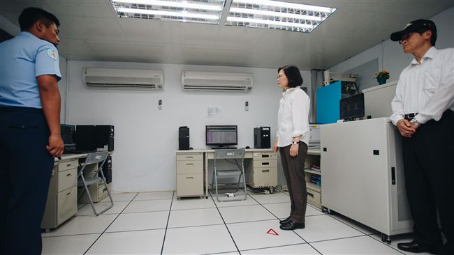 蔡英文視導東部部隊　親頒加菜金慰勉