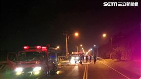 曾男積欠2萬多元，遭債主胡少率眾逼車，他自摔被刀棍攻擊，機車也被信號彈燒毀，警方訊後將他傷害及公共危險等罪送辦（翻攝畫面）