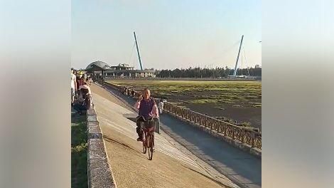 地方阿伯斜坡橫騎單車　網：現代兩津