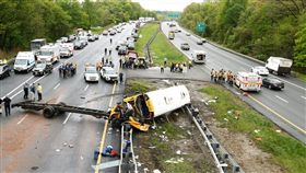 美國新澤西州傾卸車撞校車,兩師生喪命43受傷（圖／翻攝自推特）