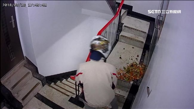 樓梯潑廚餘嗆「下次潑糞」　遭逮開罰