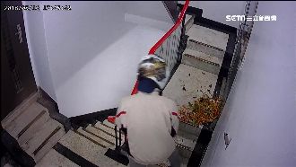 違規裝潢遭檢舉　惡鄰天天潑廚餘報復