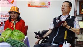 慈母帶癱兒開設無障礙農園台灣無障礙協會主辦「第二十五屆全國十大傑出愛心媽媽慈暉獎」得獎人呂陳梅（左），照顧因車禍導致四肢癱瘓兒子呂萬春（右），母子倆創立無障礙農園，栽種蔬果提供有需要的人和提供身障者工作機會。中央社記者陳朝福攝  107年5月2日