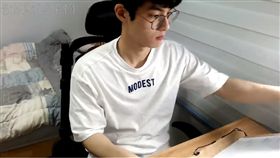 影／人帥真好…他直播啥事都沒做只看書　女粉飆漲20萬人
圖／翻攝自봇노잼 YouTube
https://www.youtube.com/watch?v=gw_0gf42reU