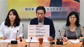 基層警消本俸  親民黨團擬提修法提升親民黨立法院團總召李鴻鈞（中）、立委陳怡潔（左）、立委周陳秀霞（右）2日在立法院舉行記者會，提案修法，除將基層警消年功俸從500提升至525外，並提升基層警消本俸俸額10點，讓每月實質所得可增加新台幣685元。中央社記者王飛華攝  107年5月2日