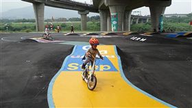 新北打造自行車躍動場新北市政府水利局將新店溪右岸安坑交流道橋下，設置「微樂山丘」自行車躍動體驗場，提供自行車道碗型和波浪緩坡等趣味體驗點，希望打造一個適合自行車愛好者的活動場地。（水利局提供）中央社記者王鴻國傳真 107年5月17日