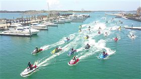 水上摩托車金澎極限挑戰　返回嘉義布袋嘉義縣體育會水中運動委員會31台水上摩托車，以6天時間完成嘉義、金門和澎湖的水上摩托車極限長航，圖為17日車隊返回嘉義布袋漁港的空拍畫面。（徐紹唐提供）中央社記者黃國芳傳真　107年5月17日